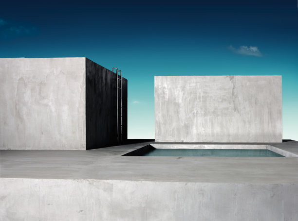 混凝土抽象建筑在天空背景与游泳池图片下载