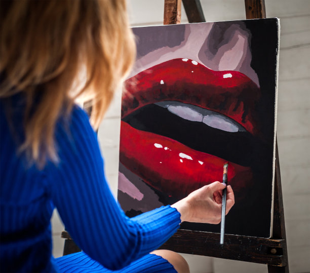 女学生在艺术工作室上课，画画。图片下载