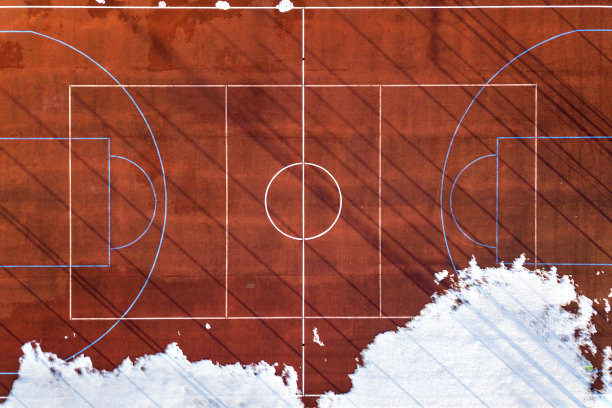 上方图形视图篮球，排球或足球场的棕色背景，无人机摄影。图片下载