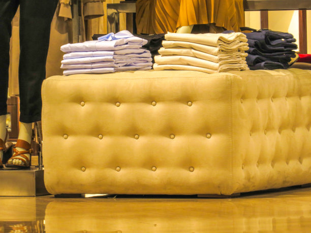男衬衫库存在商场的沙发上图片下载