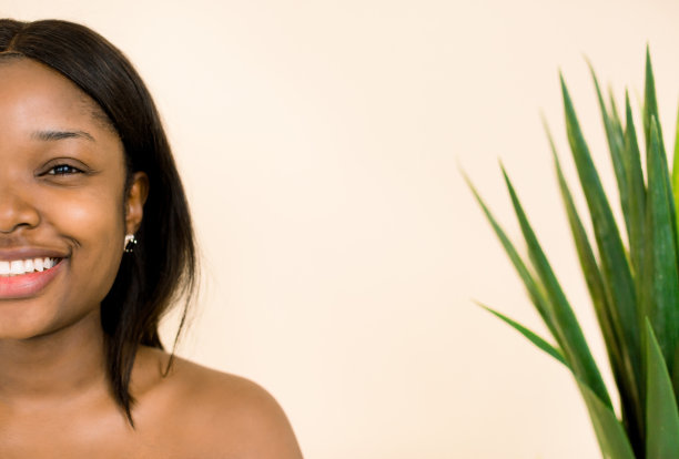 年轻可爱的非洲女人的肖像在白色的背景。美丽的黑人妇女非洲民族女性面部肖像。本空间图片下载