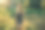 时髦的时髦女孩在阳光灿烂的公园摆姿势，令人惊叹的阳光光束，大气的时刻。时尚清凉的女人在晚上放松和微笑。有选择性的重点。复古的效果。创意图片图片下载
