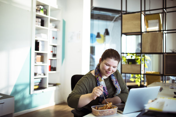 在办公室吃饭图片下载