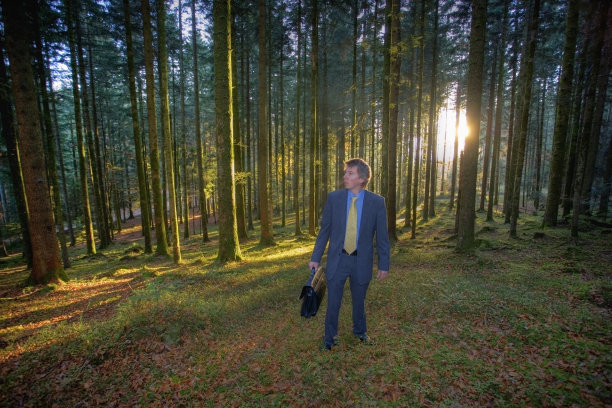 中年白人商人迷失在森林里图片下载