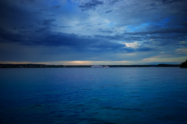 远处的土地被戏剧性的云彩覆盖的景观背景图片下载
