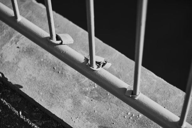 旧爱锁锁在桥栏杆上图片下载