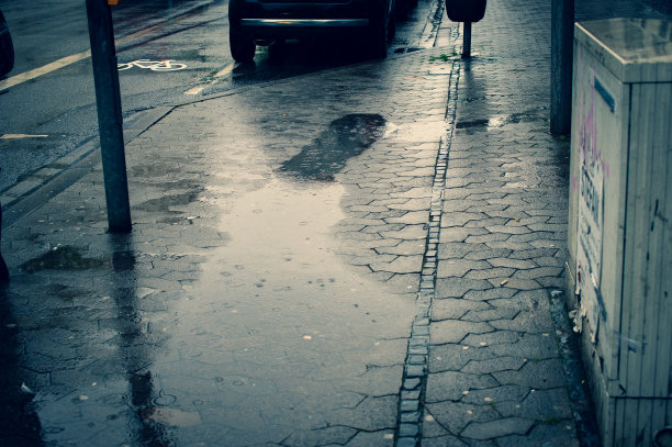 城市里潮湿的街道上有水坑图片下载