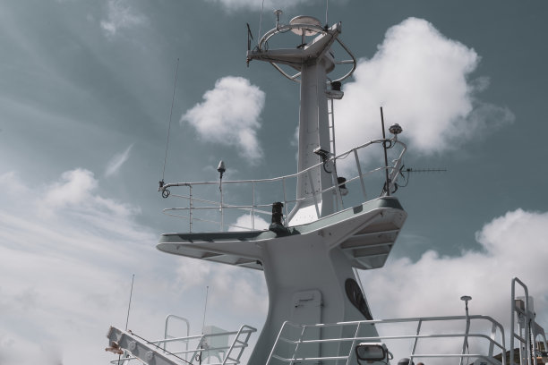 现代拖网渔船上的乌鸦的下一个和桅杆图片下载