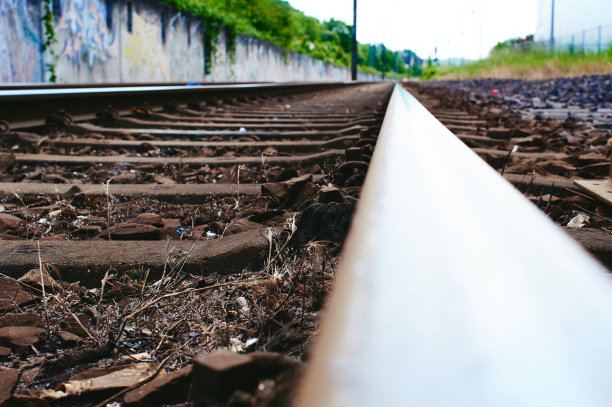 工业站编组站在夜晚与许多灯和货车在墙板在一个工业工厂与紫罗兰光学图片下载