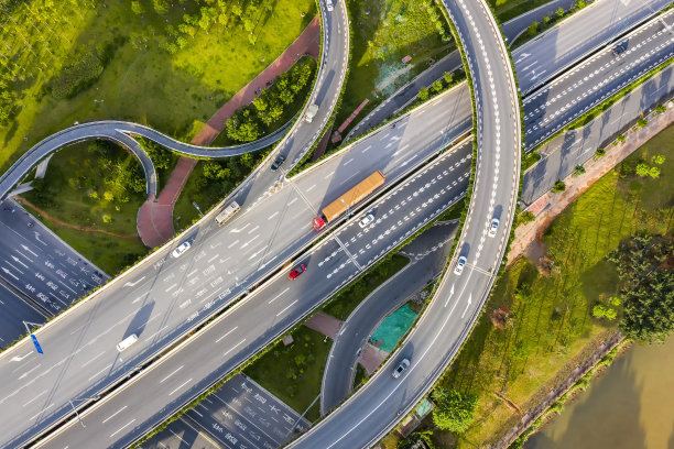 夜间高速公路上汽车的航拍照片图片下载