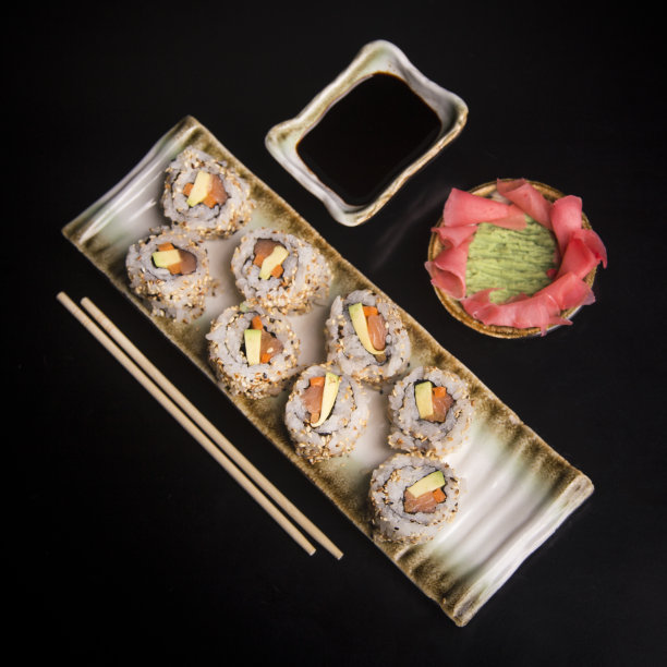 三文鱼鳄梨寿司图片下载