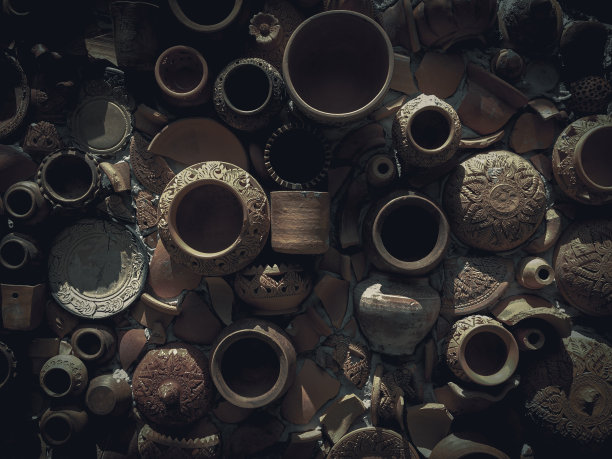 古墙背景上破碎的陶器。复古风格的传统陶器。图片下载