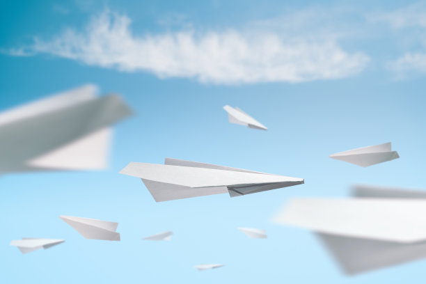 几架在蓝天上飞行的折纸飞机图片下载