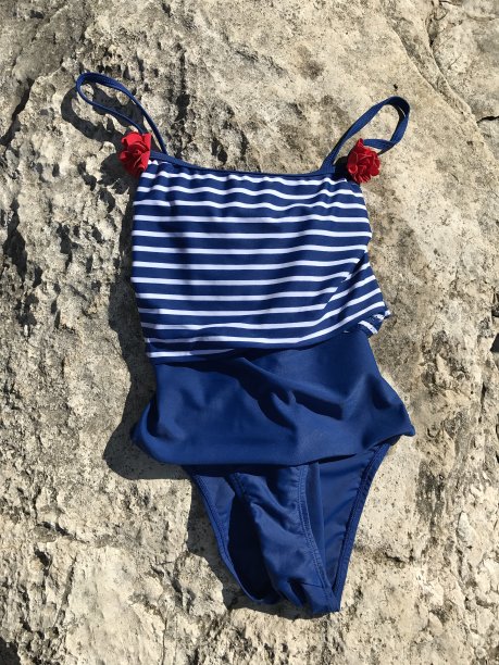 蓝色泳衣在岩石上晾干图片下载