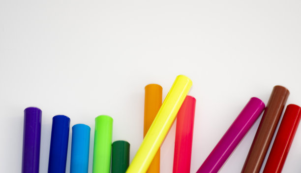 不同颜色的铅笔在白色的背景图片下载