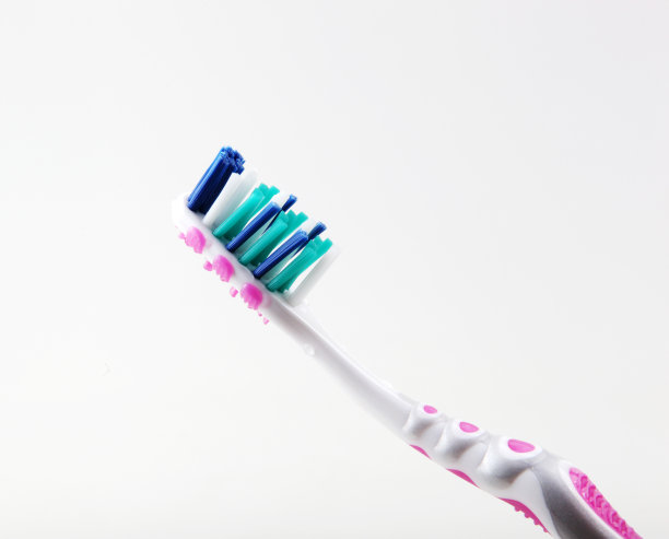 白色背景的塑料牙刷图片下载