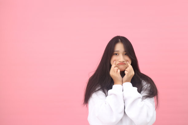 长头发的漂亮成年人图片下载