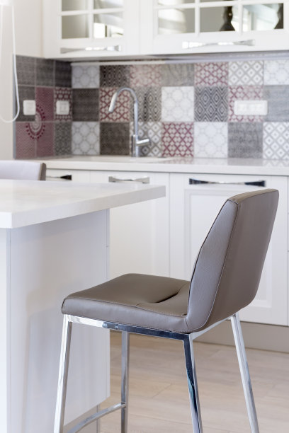 豪华厨房中的皮革吧台凳图片下载