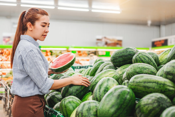亚洲女性在超市购买健康食品蔬菜和水果图片下载