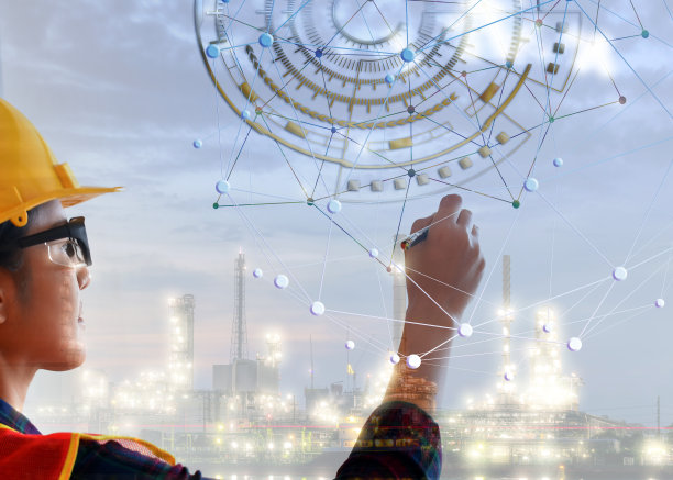 女现场工程师，戴安全帽，穿安全外套，书写。图片下载