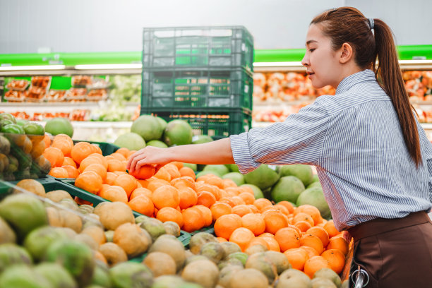 亚洲女性在超市购买健康食品蔬菜和水果图片下载