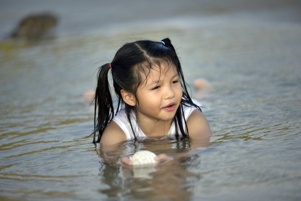 可爱的小女孩。图片下载