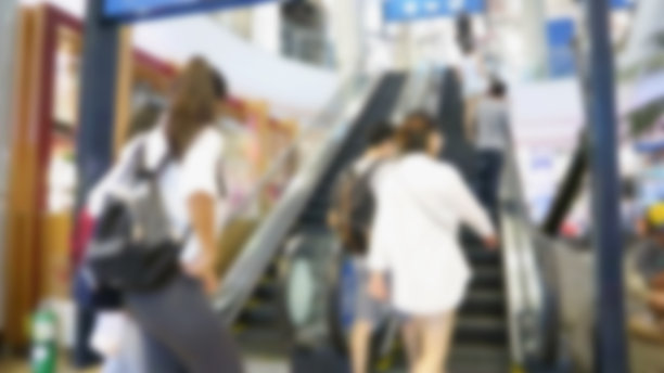 视线模糊，人们在泰国曼谷素坤逸路阿索克路口的21号终结者购物中心购物图片下载