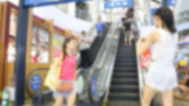 视线模糊，人们在泰国曼谷素坤逸路阿索克路口的21号终结者购物中心购物图片下载