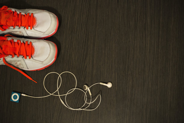 木地板背景上的跑鞋和mp3播放器图片下载