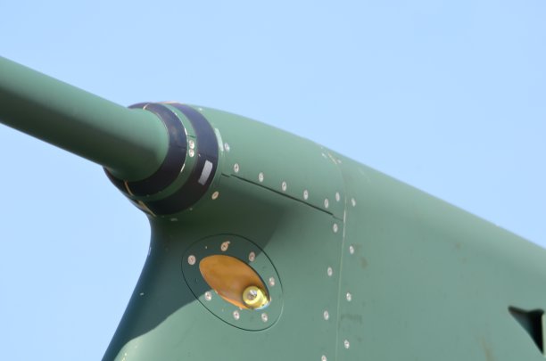 军用飞机加油探头。航空加油飞行。图片下载