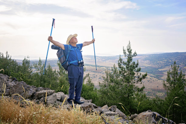 老人登上了山顶。成功的概念。图片下载