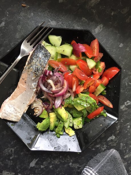 红鲑鱼和鳄梨沙拉图片下载