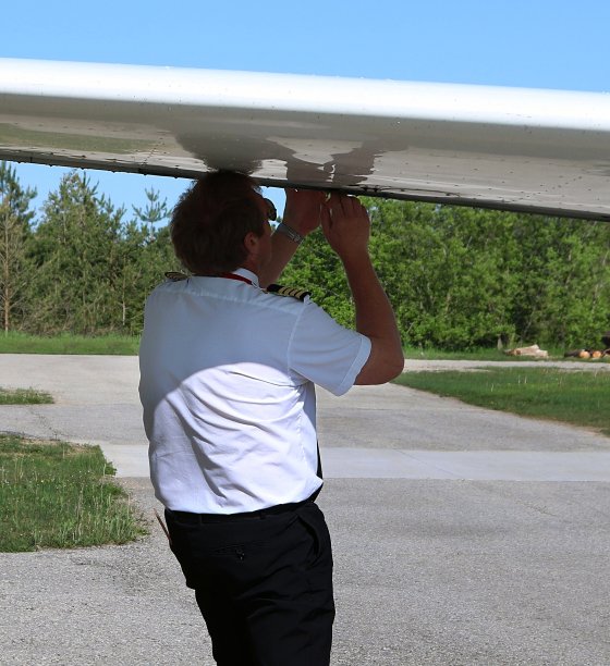 一个白人男子在飞机起飞前检查飞机图片下载