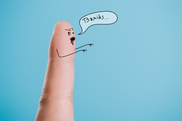 裁剪的一个手指作为僵尸的大脑标志孤立在蓝色图片下载