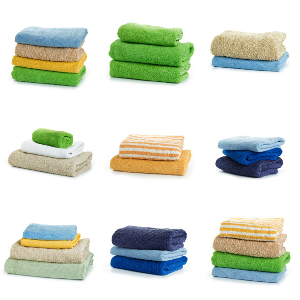 一套堆叠的彩色毛巾孤立在白色背景图片下载