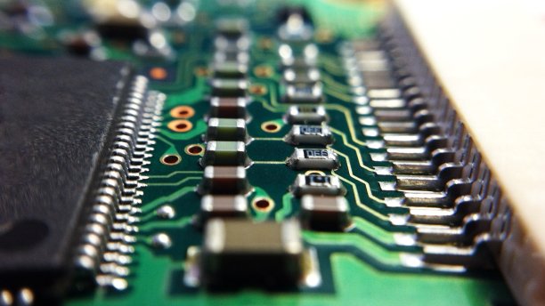 带芯片和电阻的电子计算机板图片下载