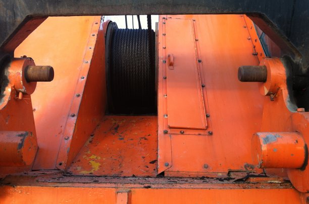 旋转的吊车钢缆轴，使吊车能够抬起材料图片下载