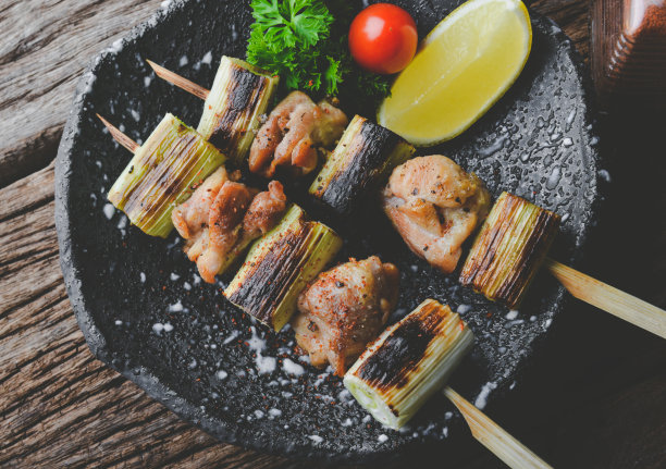 日式烤鸡肉串。图片下载