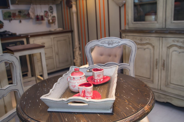 漂亮的厨房内部复古风格。家具图片下载