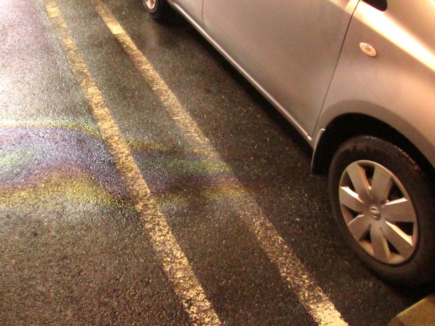 汽车漏油图片下载