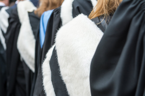 毕业礼服的特写图片下载