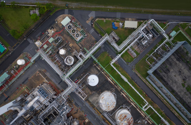 从工业园区俯瞰炼油厂，该厂作为石化厂，从无人机拍摄的炼油厂，夜景。图片下载