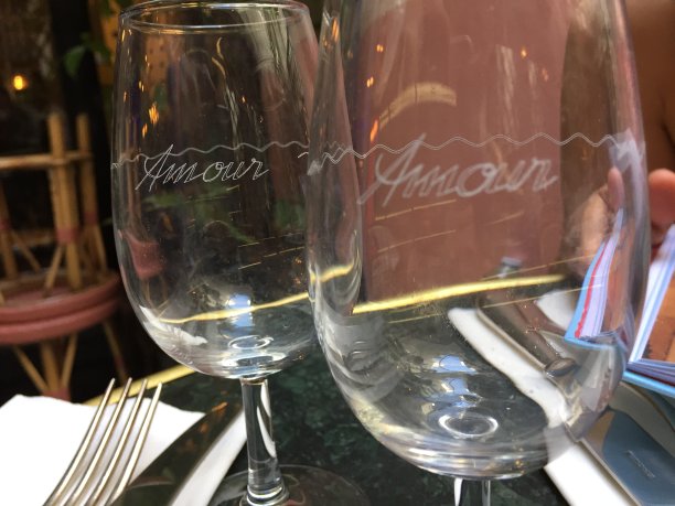 小酒馆桌上刻有爱的酒杯图片下载