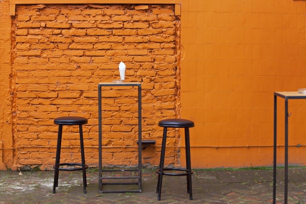 室外的橙色砖墙，一半覆盖着橙色瓷砖图片下载