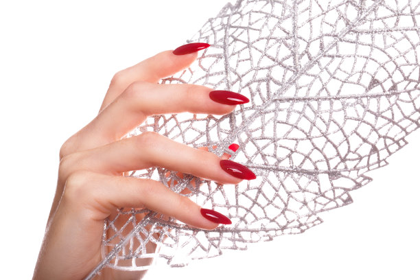 鲜艳喜庆的红色美甲在女性手上。指甲的设计图片下载