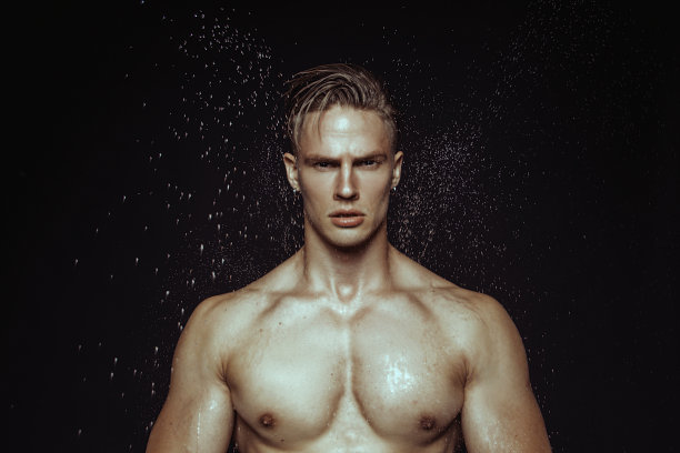 英俊的运动性感的男子肖像上孤立的黑色背景图片下载