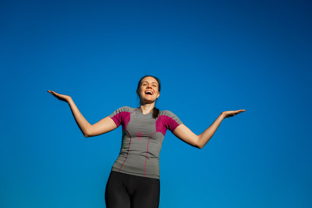 年轻女跑步者放松图片下载