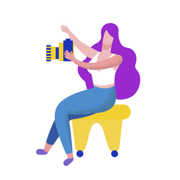 年轻女子拿着相机坐在椅子上图片下载