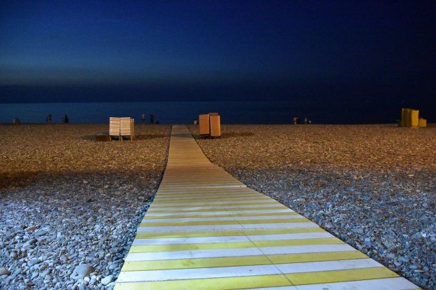 通往巴统海边的小径图片下载