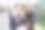 户外肖像微笑小学生在小学。一群背着书包的孩子正在玩，聊天，看书图片下载